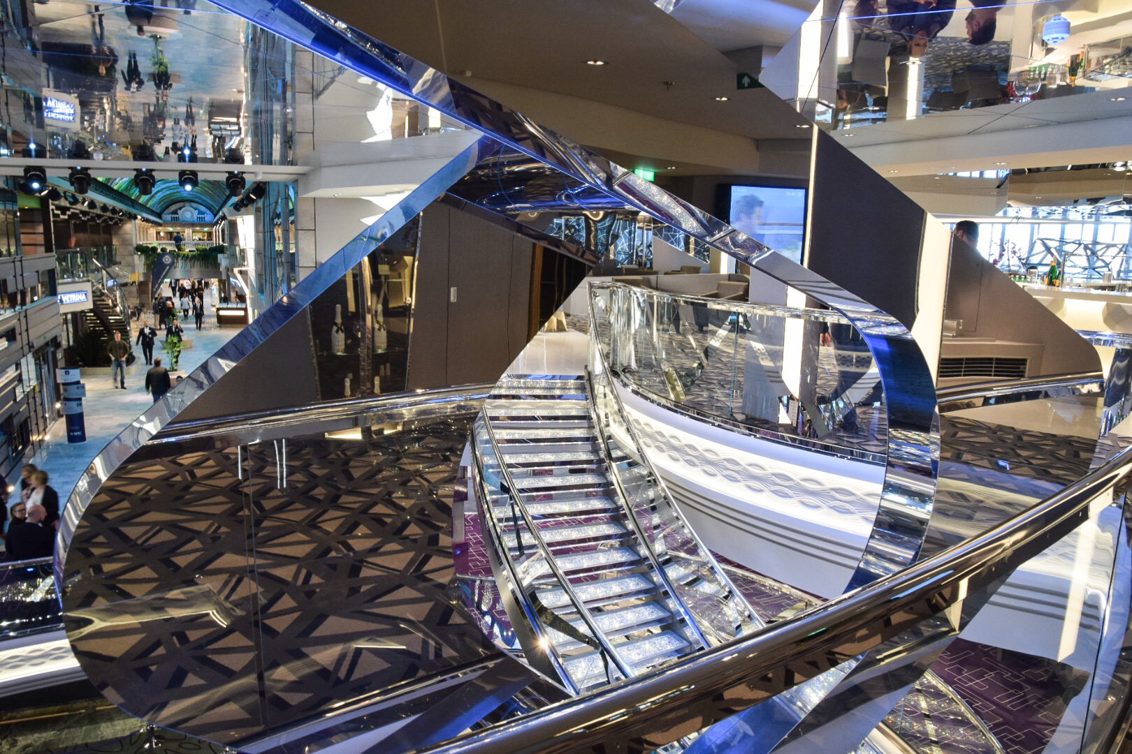 Das Atrium der MSC Bellissima mit der Swarowski-Treppe